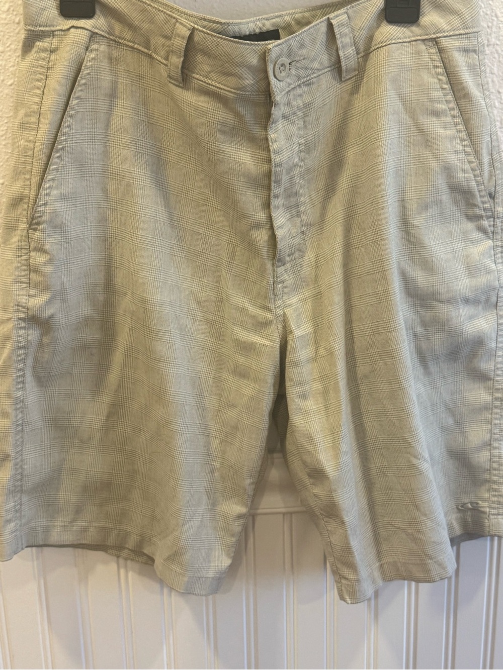 O'Neill Men's Plaid Flat Front Shorts in Light Tan